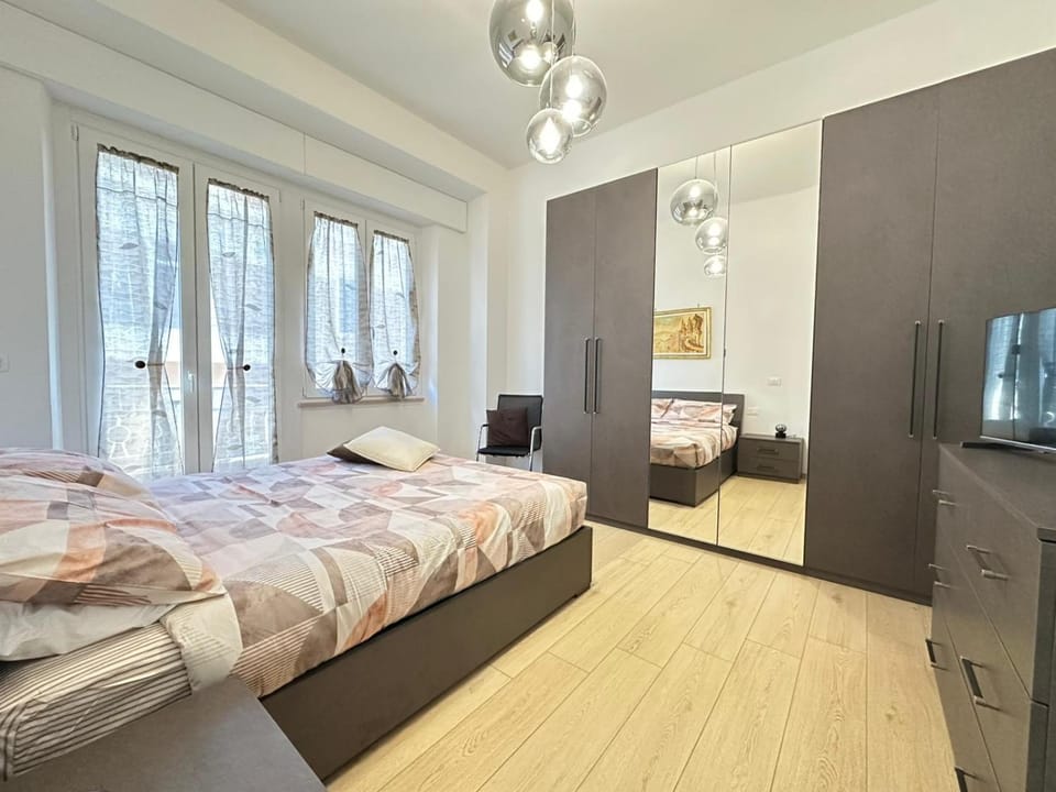 Bed, TV and multimedia, Bedroom, wardrobe