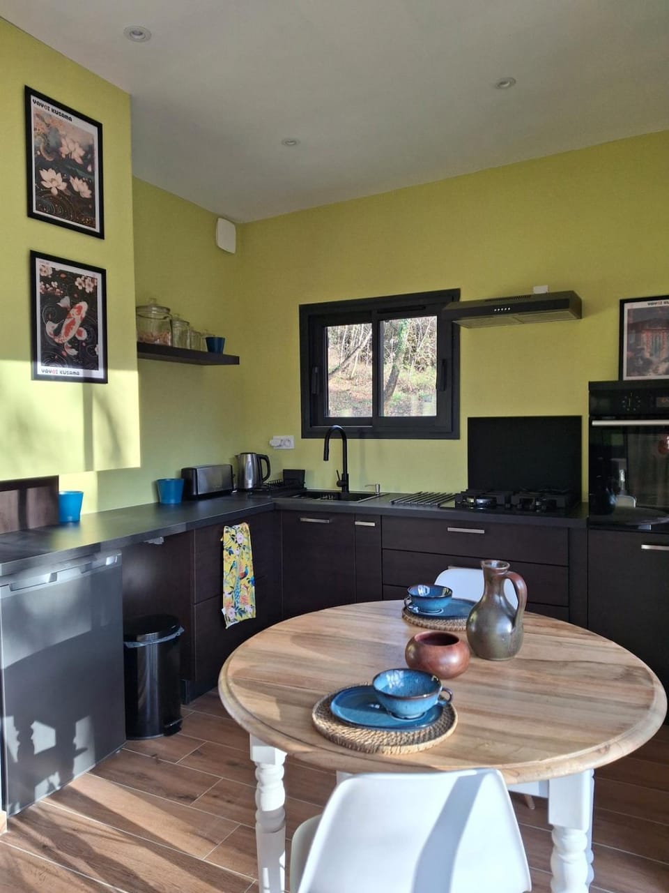 Dining area, kitchen