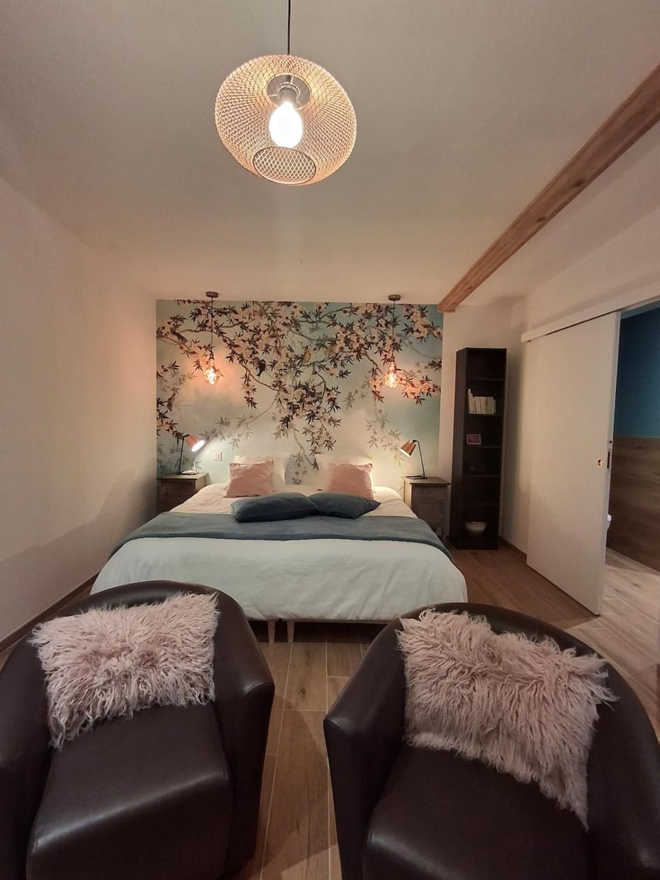 Bed, Photo of the whole room, Bedroom