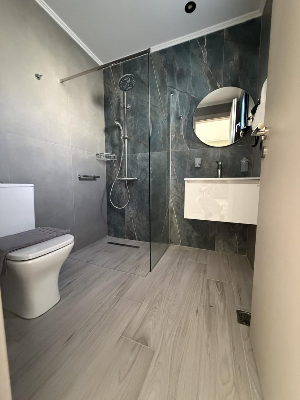 Shower, Toilet