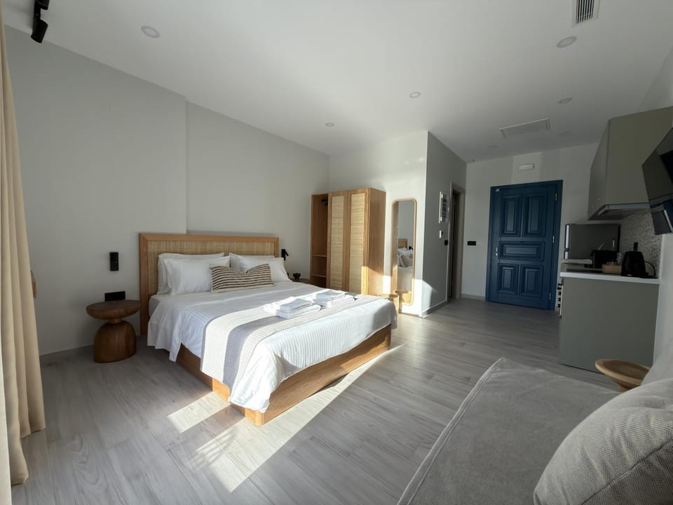 Bed, TV and multimedia, Bedroom