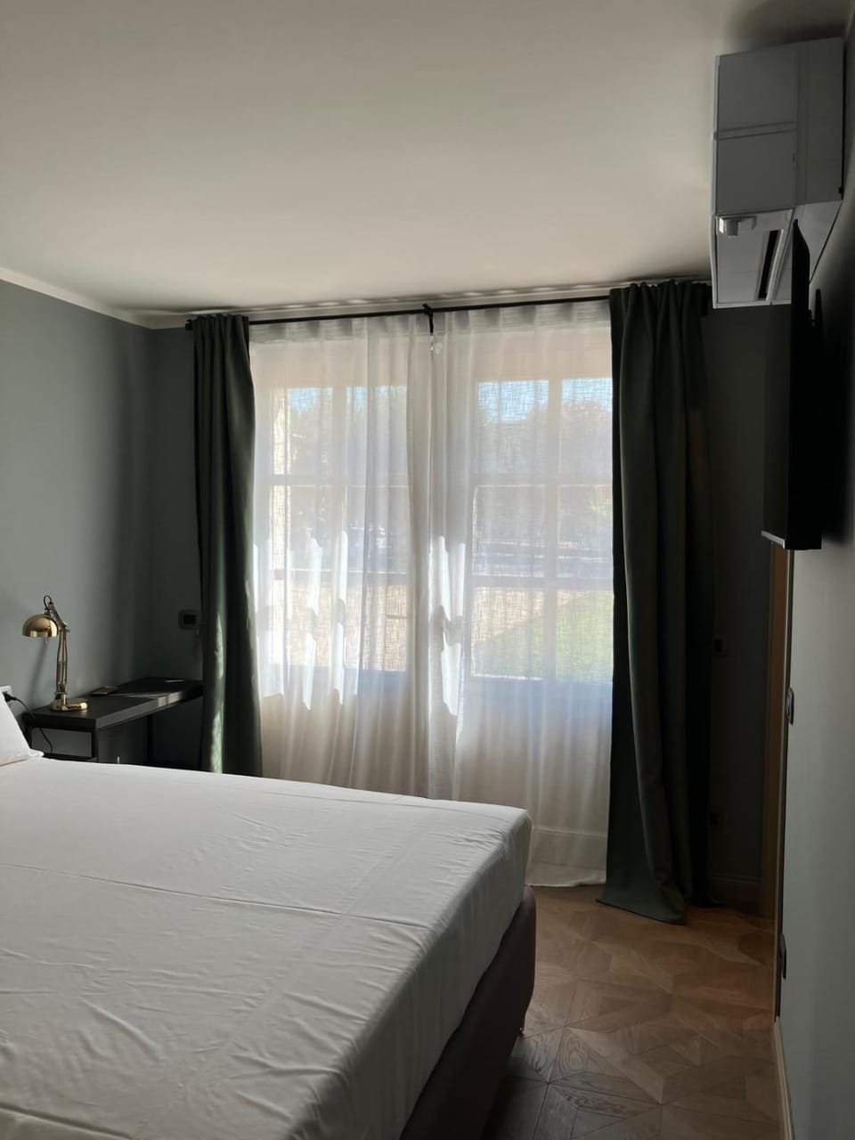 Bed, TV and multimedia, Bedroom