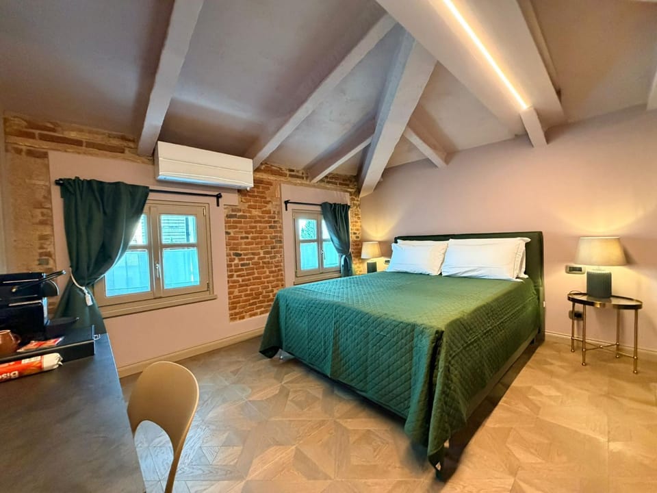 Bed, Photo of the whole room, Bedroom, air conditioner