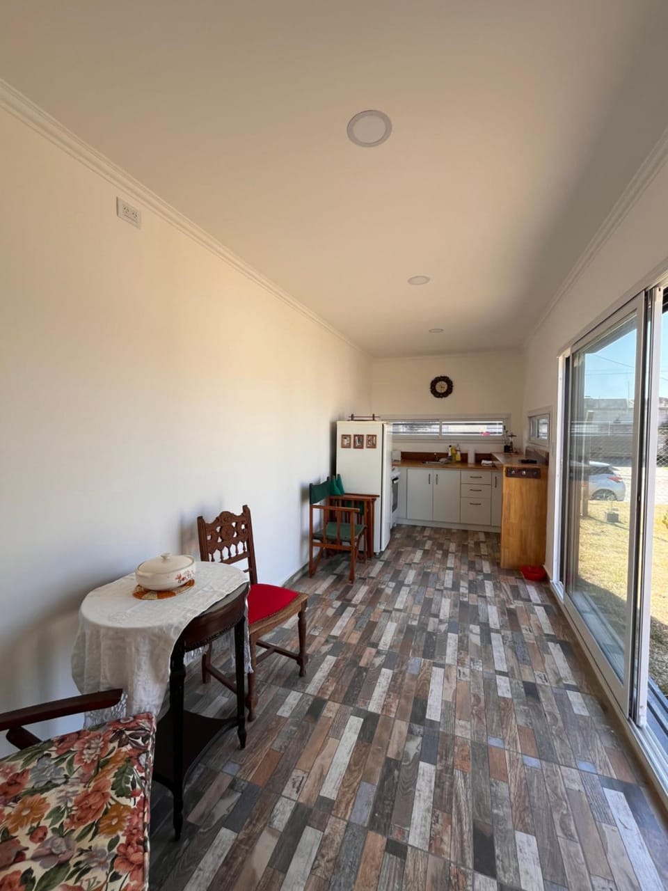 Kitchen or kitchenette, Living room, Seating area, Dining area