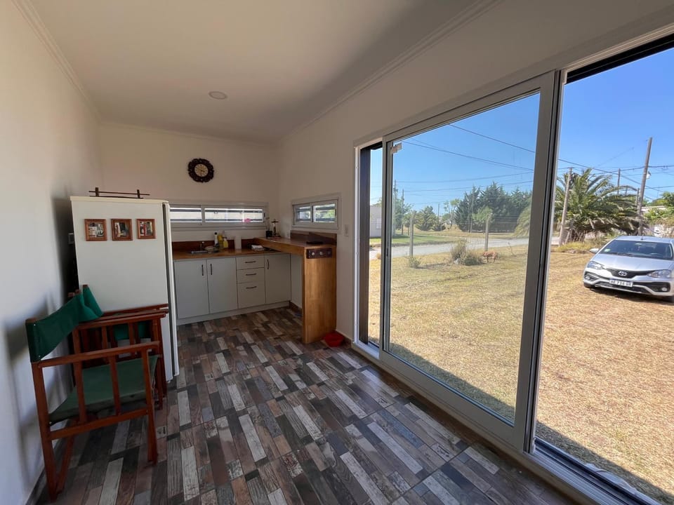 Kitchen or kitchenette, Dining area, minibar, pet friendly