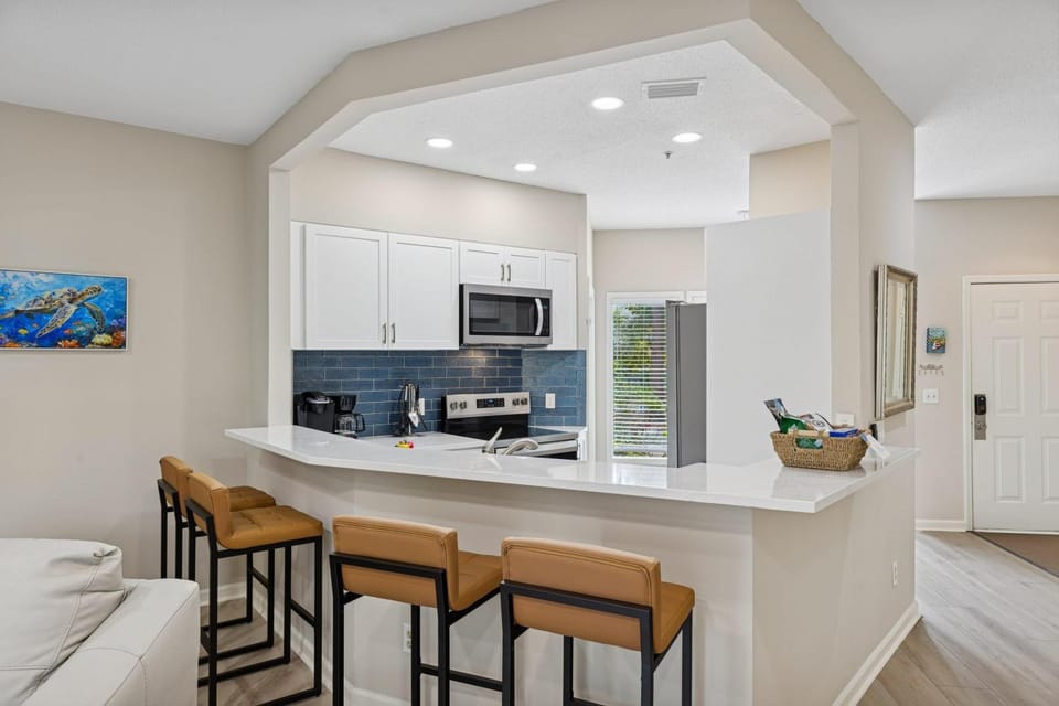 Kitchen or kitchenette, dishwasher, oven, toaster