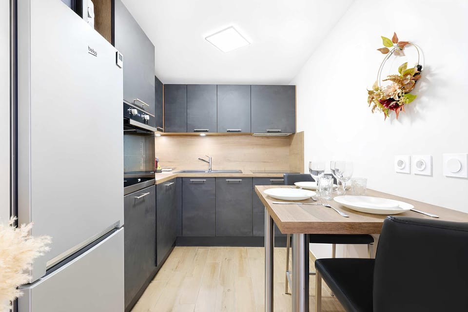 Kitchen or kitchenette, Dining area, stove