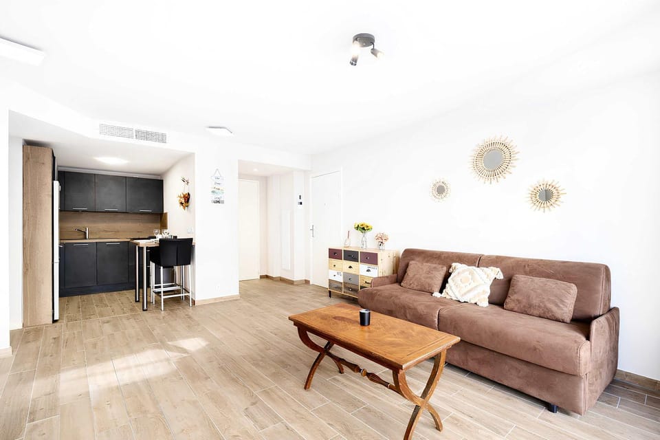 TV and multimedia, Kitchen or kitchenette, Living room, Seating area