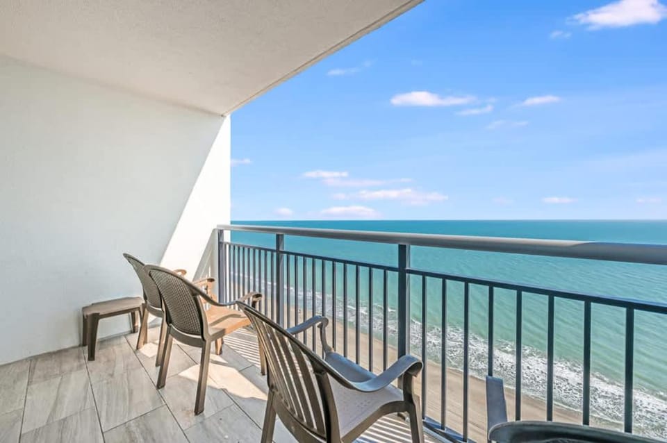 Amaze 18th floor Direct Ocean front Views & Pools House in Myrtle Beach