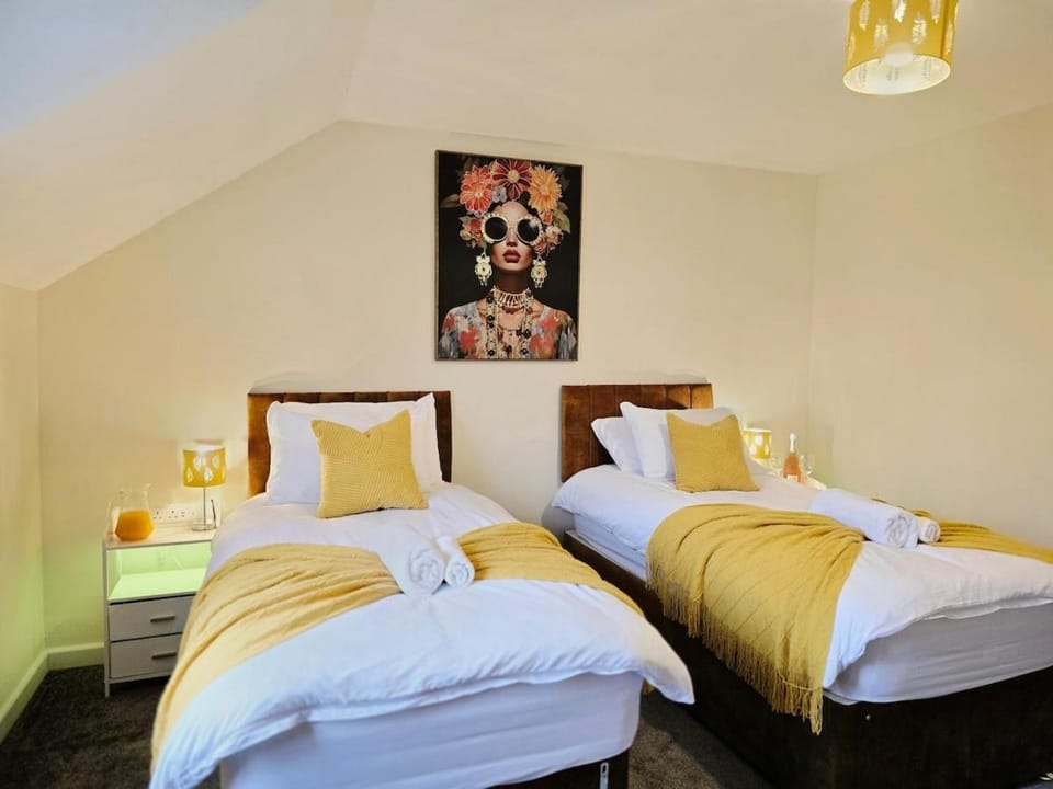 Spacious 4BR House with Parking for Work & Family House in Reading