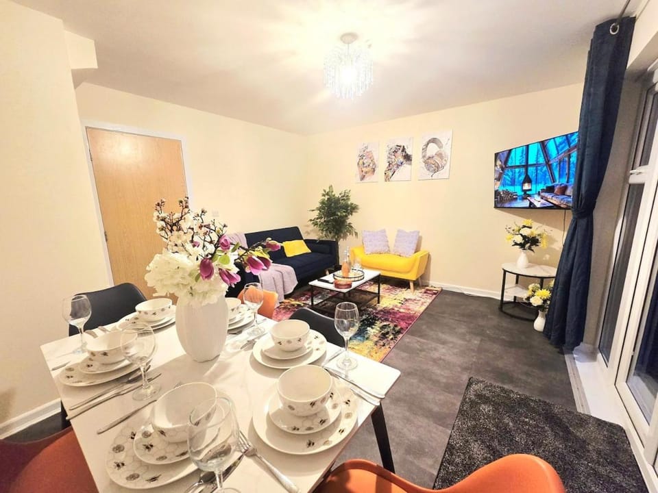 Spacious 4BR House with Parking for Work & Family House in Reading