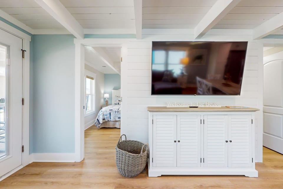 Beachside Bungalow: Coastal Home w/Private Pool House in Ocean Isle Beach