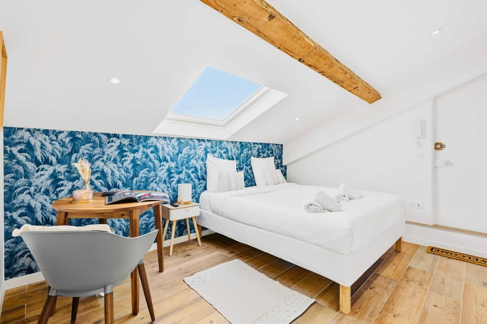 Photo of the whole room, Bedroom, towels
