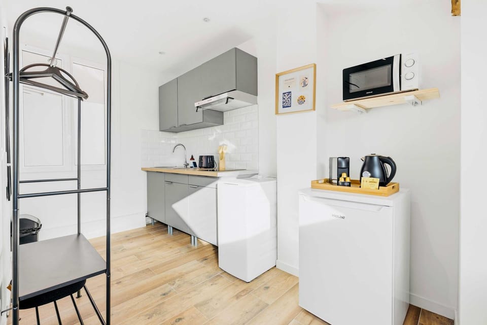 Coffee/tea facilities, Kitchen or kitchenette, microwave, stove