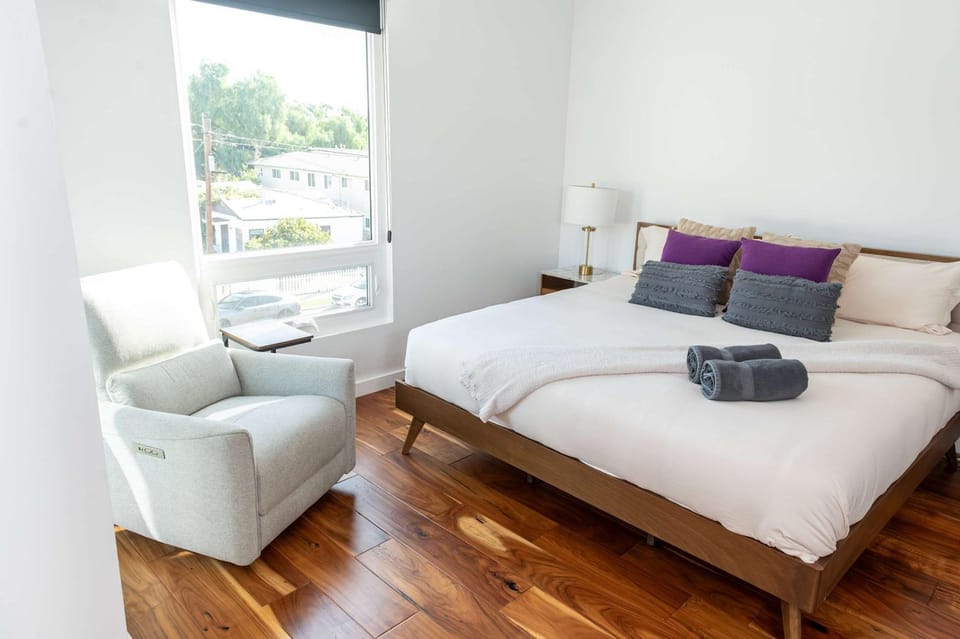 Bed, Bedroom, towels