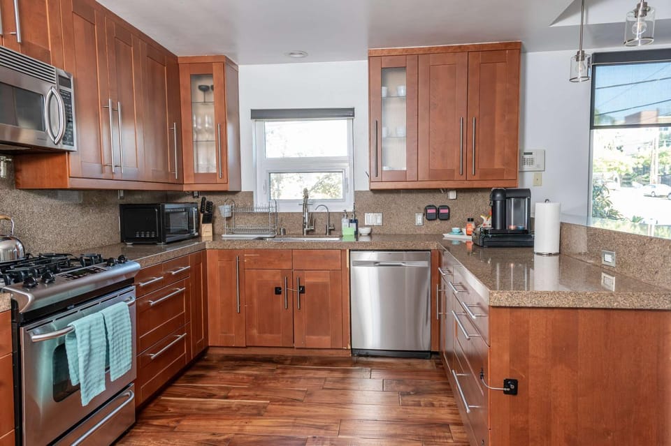 Kitchen or kitchenette, dishwasher, stove, toaster