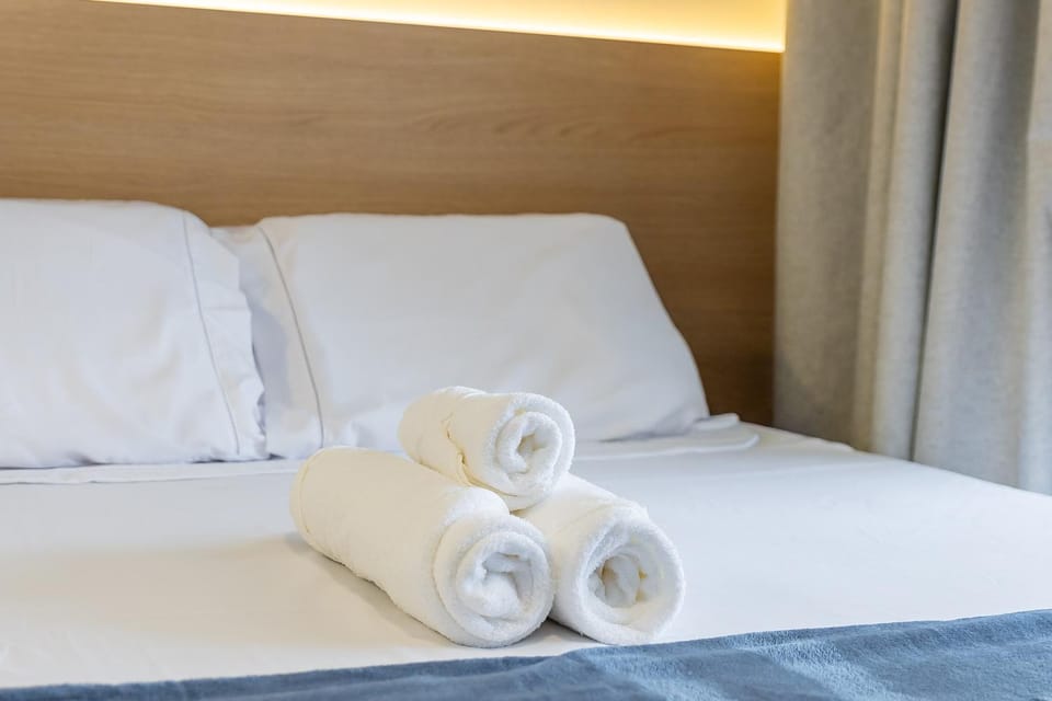 Bed, towels