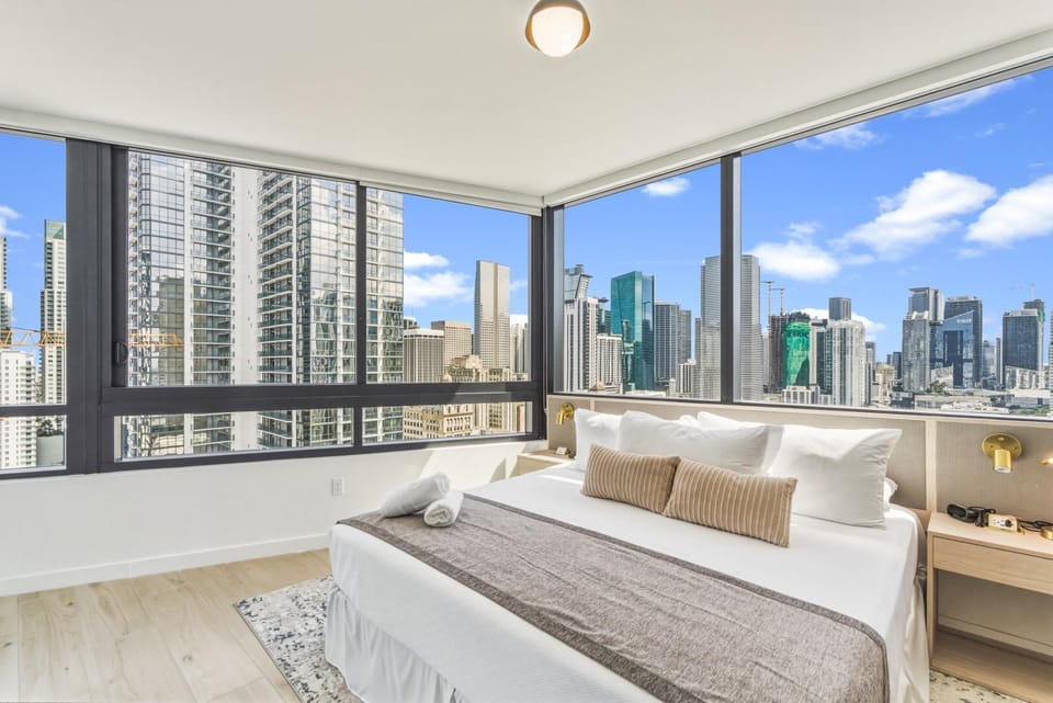 Bed, View (from property/room), Seating area, Bedroom, City view