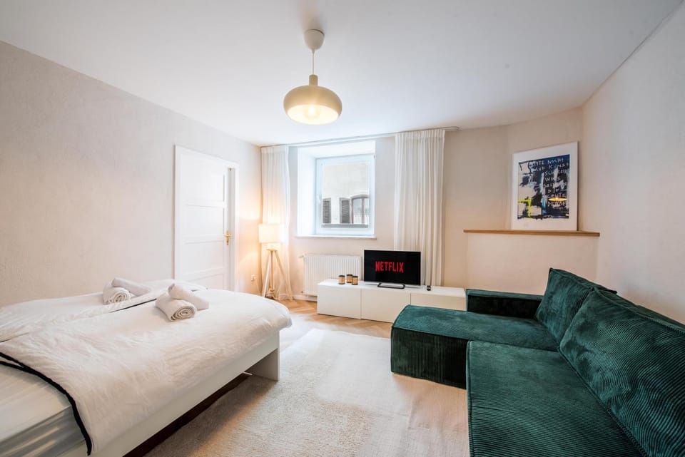 Bed, TV and multimedia, Bedroom, towels