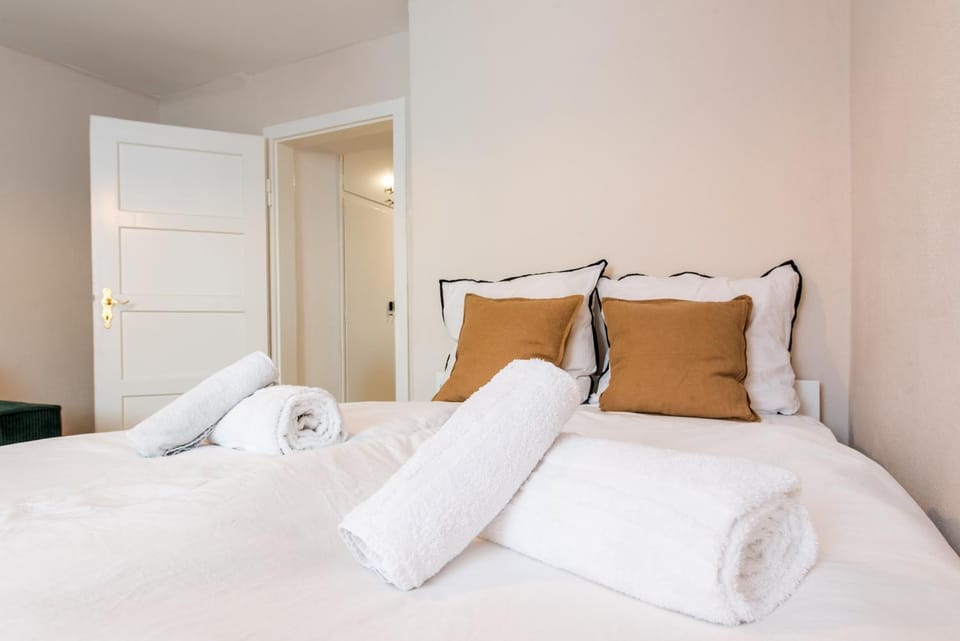 Bedroom, towels