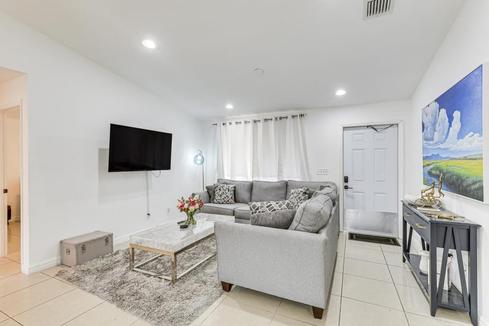 Apt Near Mall, The Big Easy Casino & Beaches! Apartment in Hallandale Beach