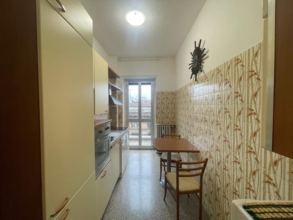 Kitchen or kitchenette, Dining area, minibar, oven, stove