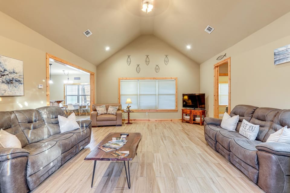 Fish the White River! Sleek Family Home in Flippin House in Arkansas