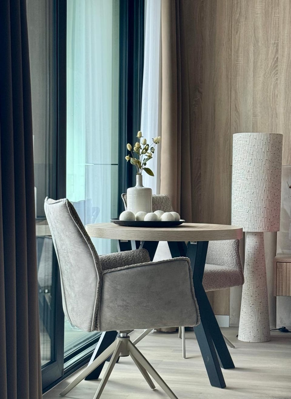 Day, Living room, Decorative detail, Seating area, Dining area