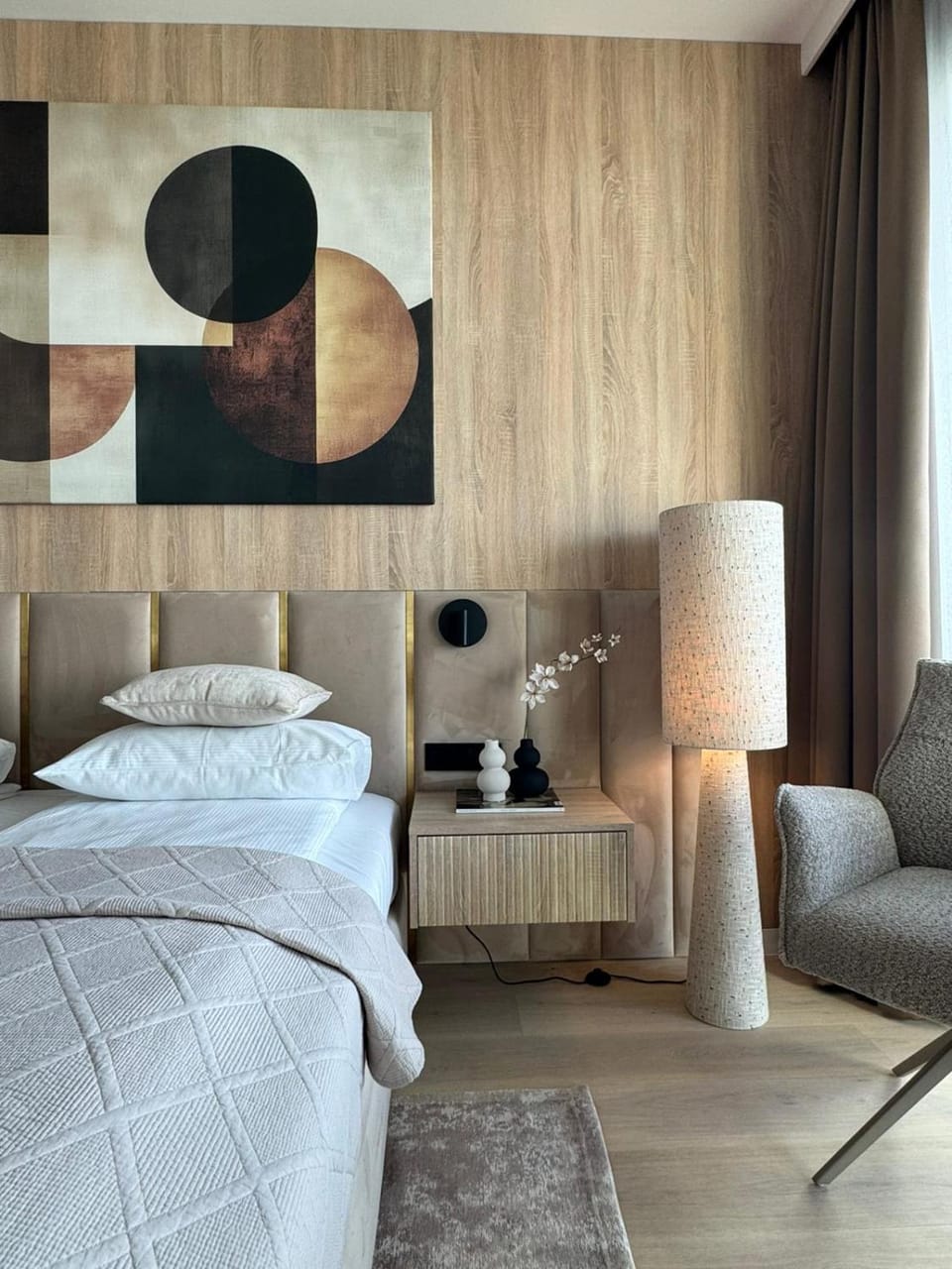 Bed, Day, Living room, Photo of the whole room, Decorative detail, Seating area, Bedroom, Time of day