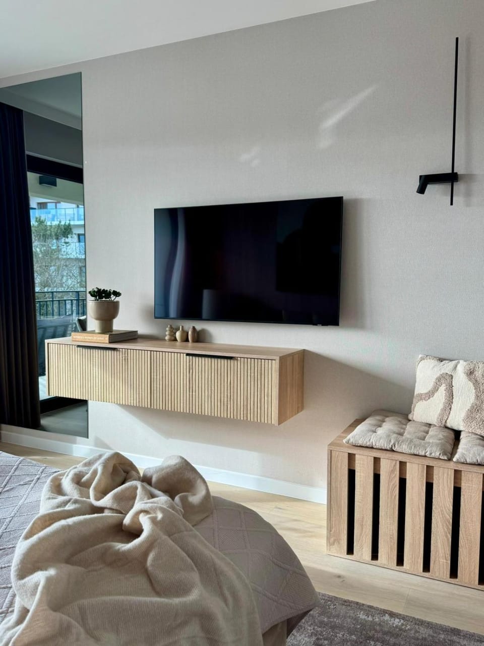 Bed, Day, TV and multimedia, Living room, Photo of the whole room, Decorative detail, Seating area, Evening entertainment, Bedroom