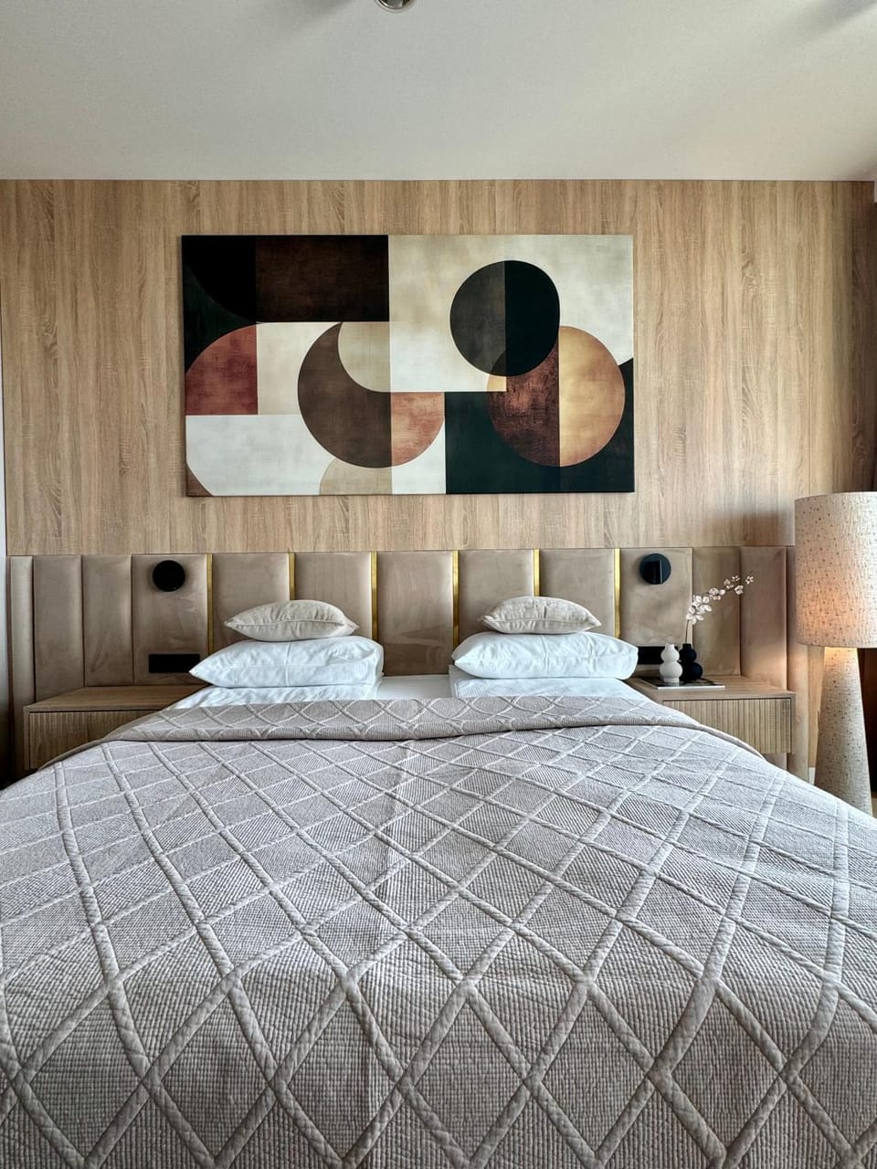 Bed, Day, Photo of the whole room, Decorative detail, Bedroom