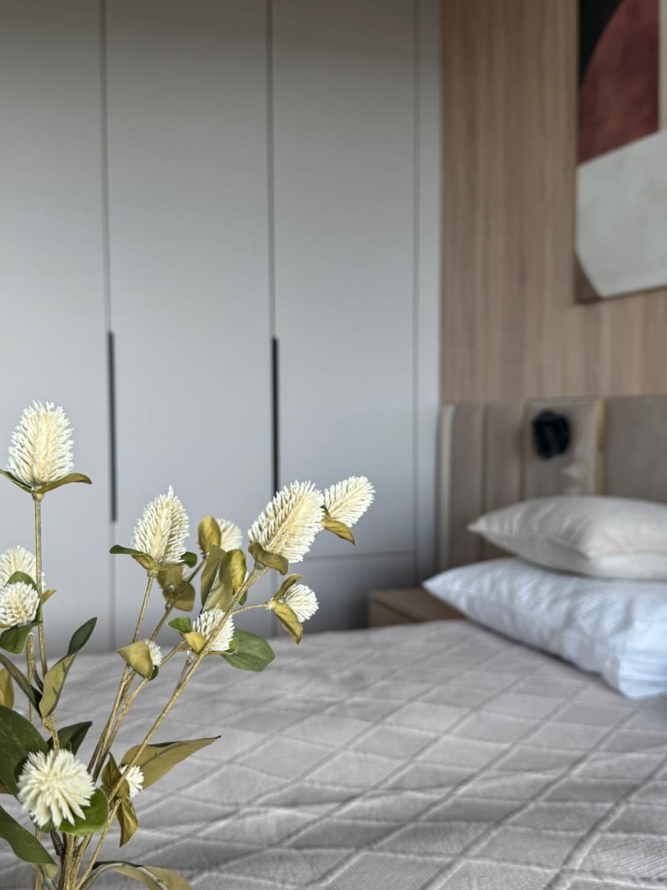 Bed, Day, Photo of the whole room, Decorative detail, Bedroom