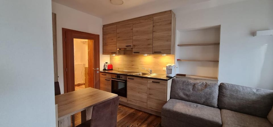 Kitchen or kitchenette, Living room, Seating area, Dining area, stove
