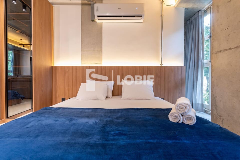 Bed, Bedroom, towels, air conditioner