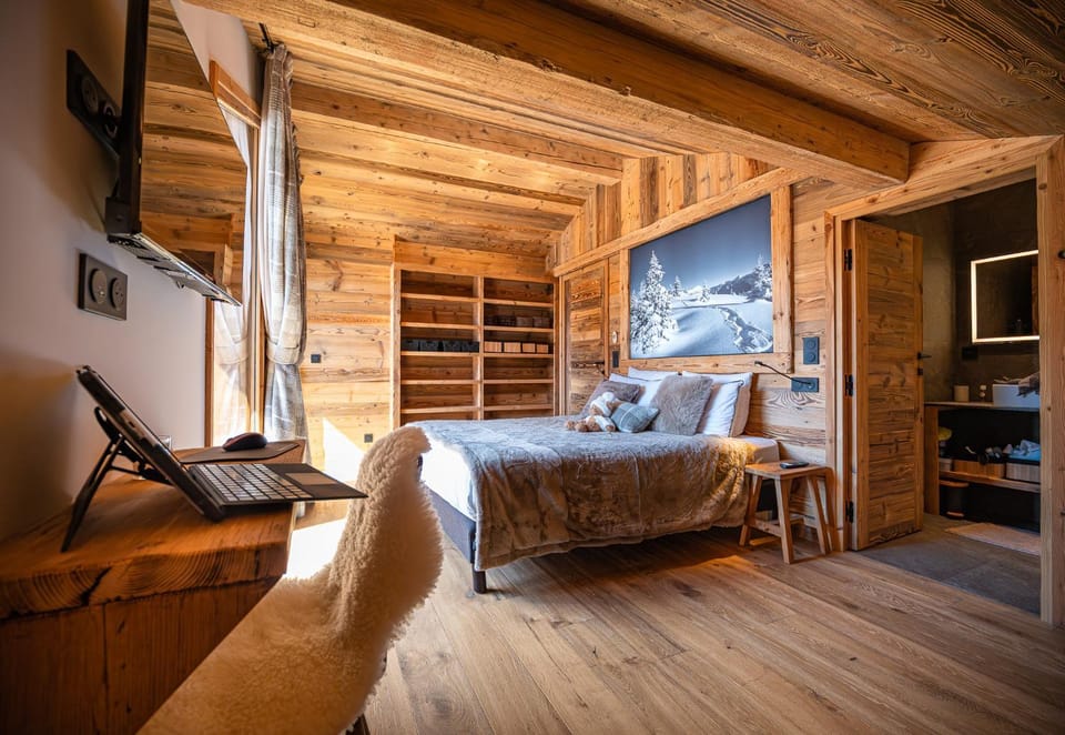 Photo of the whole room, Seating area, Bedroom
