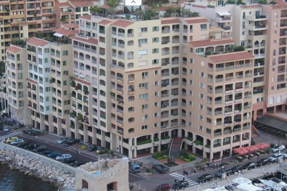 Luxury Retreat in Monaco with Rare Private Parking, Pool, AC and Wifi Apartment in Monaco