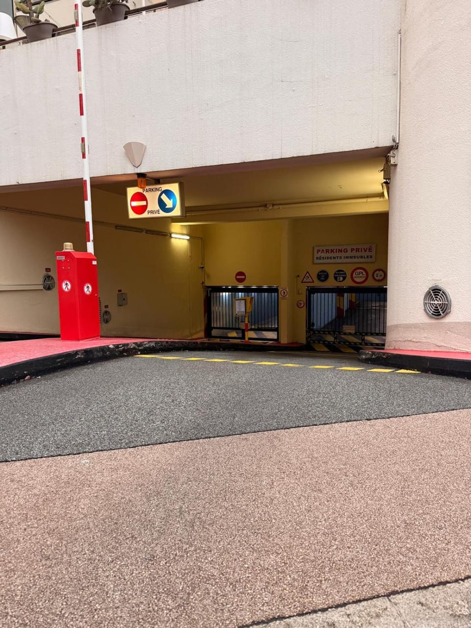 Luxury Retreat in Monaco with Rare Private Parking, Pool, AC and Wifi Apartment in Monaco