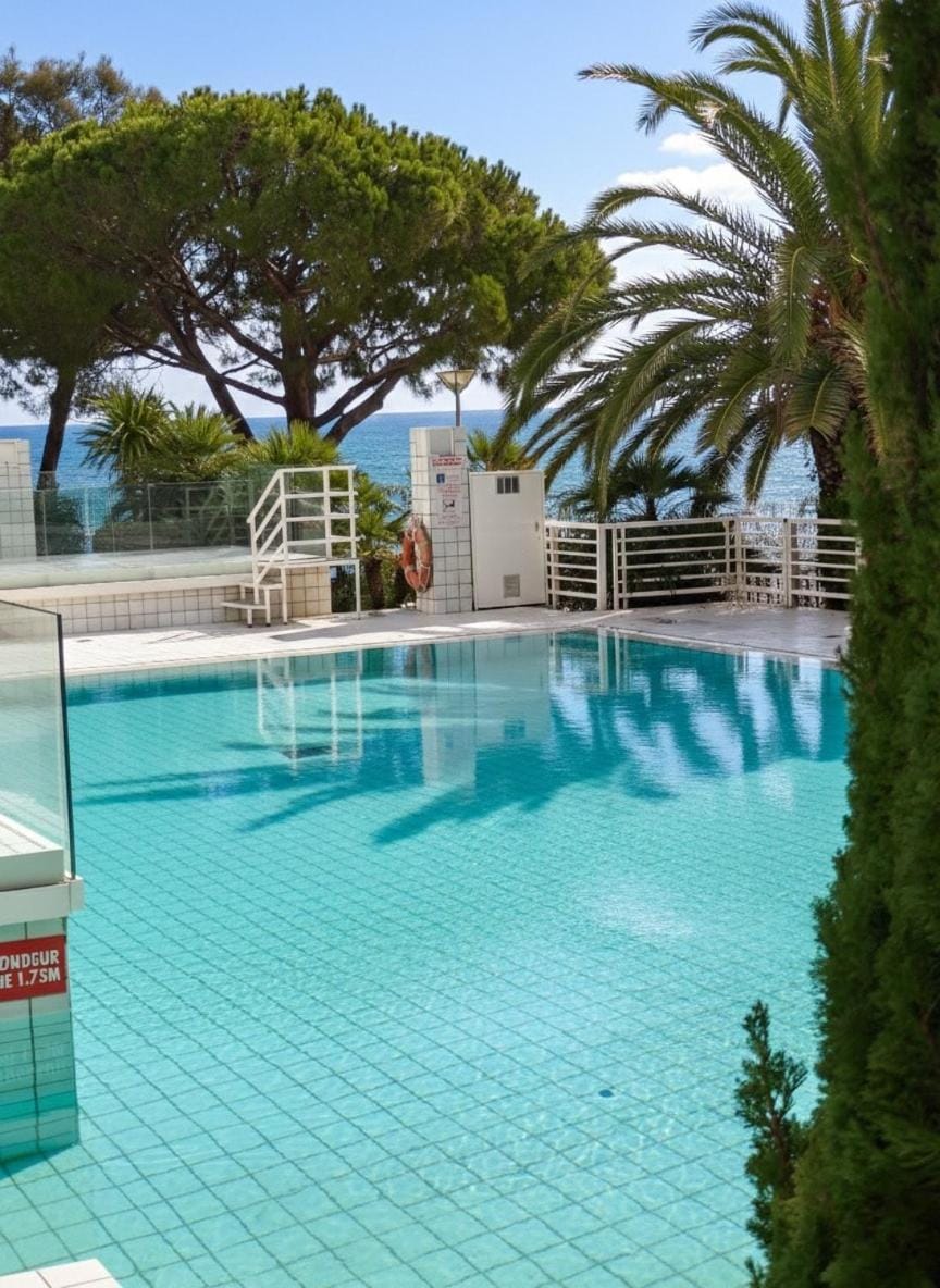 Luxury Retreat in Monaco with Rare Private Parking, Pool, AC and Wifi Apartment in Monaco