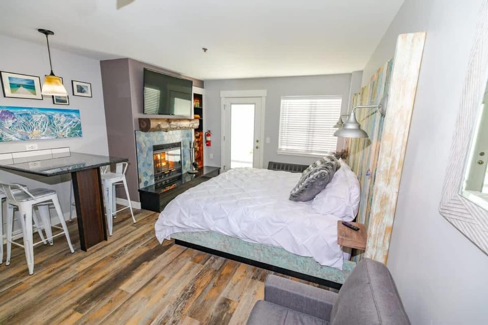 Ski in or Walk to lifts hot tub covered parking House in Kirkwood