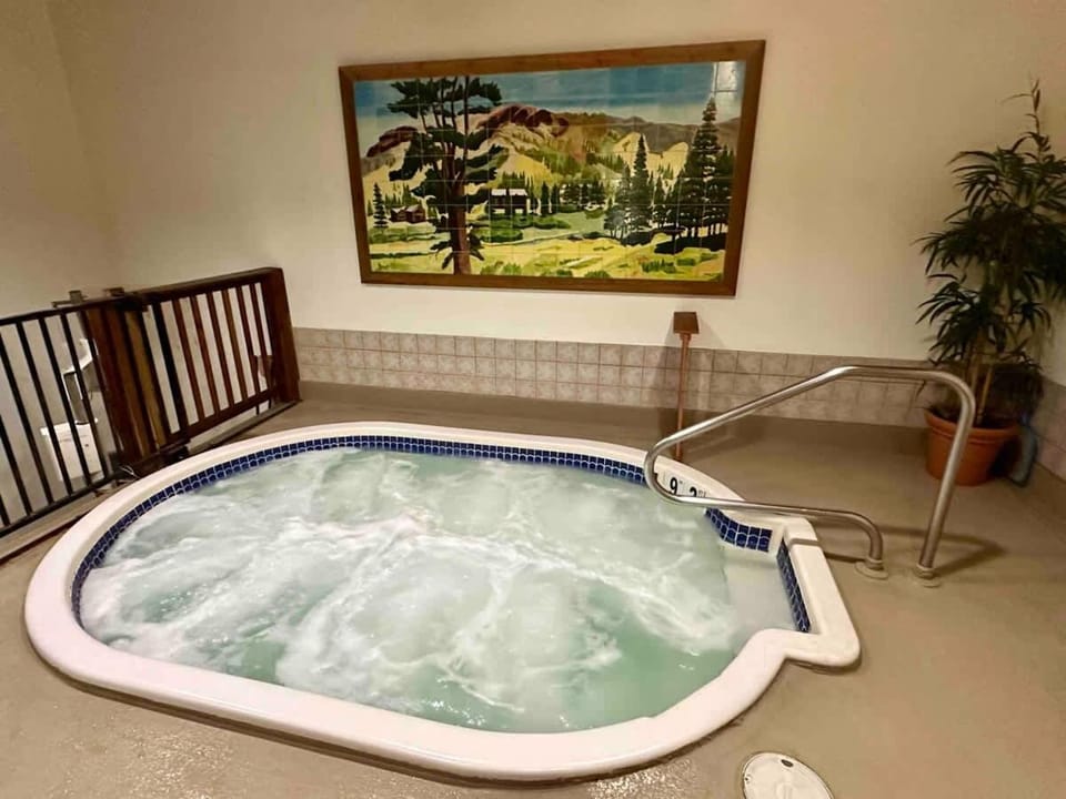 Walk to the lifts hot tub covered parking luxury House in Kirkwood