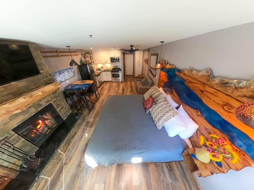 Walk to the lifts hot tub covered parking luxury House in Kirkwood