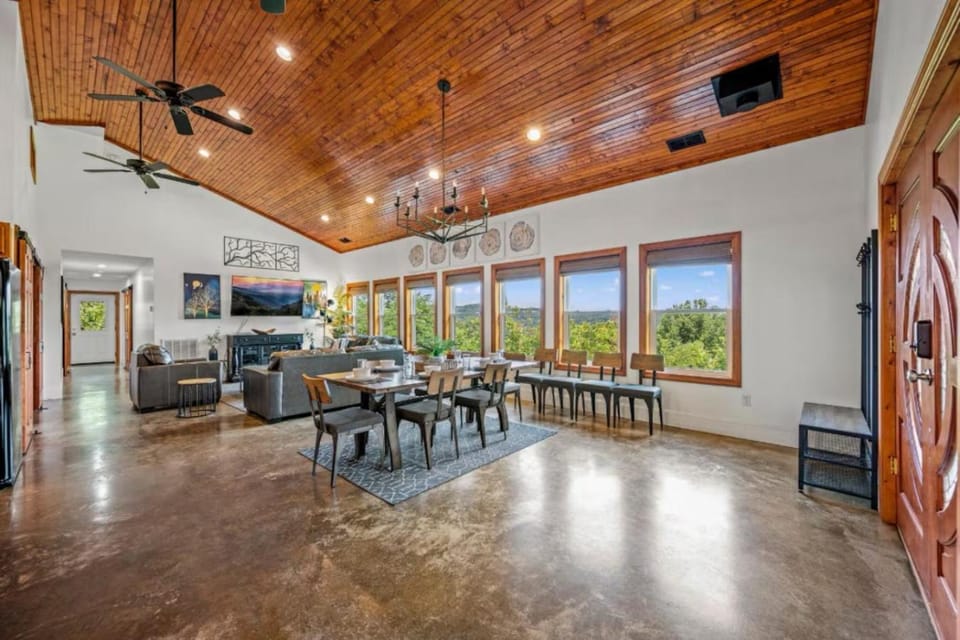 Bear Point The Meeting Place w Hot Tub Games House in Gatlinburg