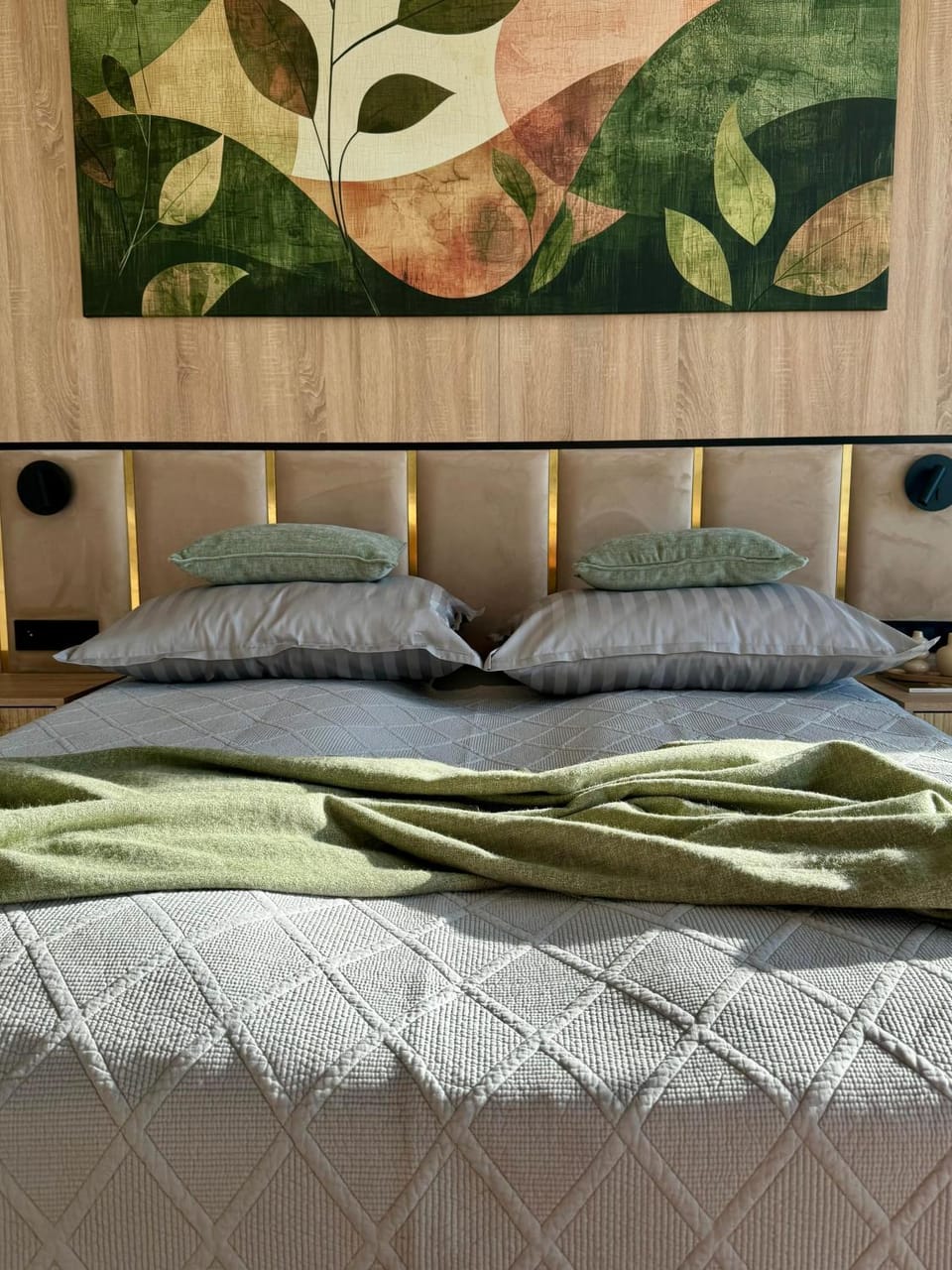 Bed, Photo of the whole room, Decorative detail, Bedroom, Time of day
