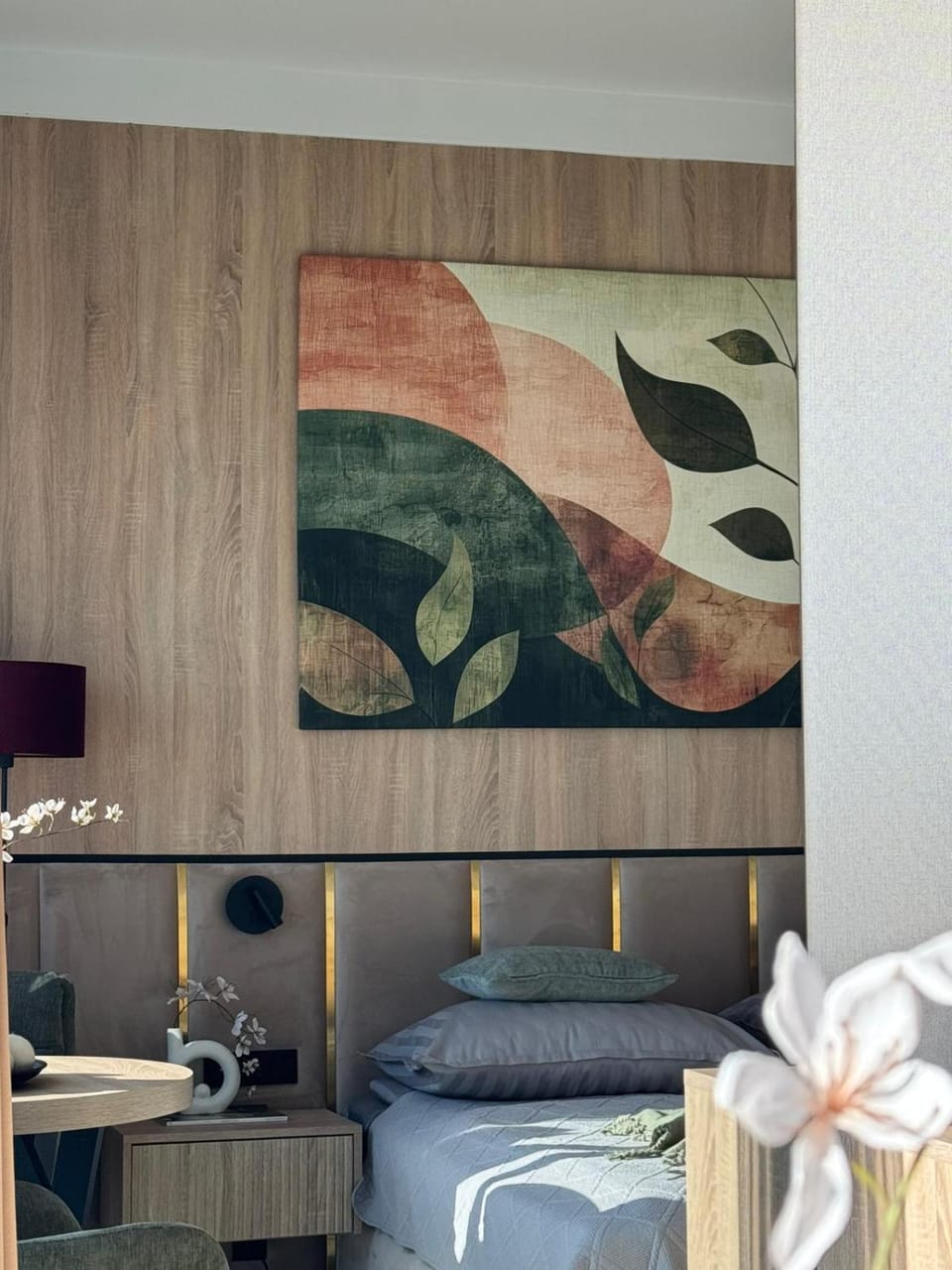 Bed, Day, Photo of the whole room, Decorative detail, Location