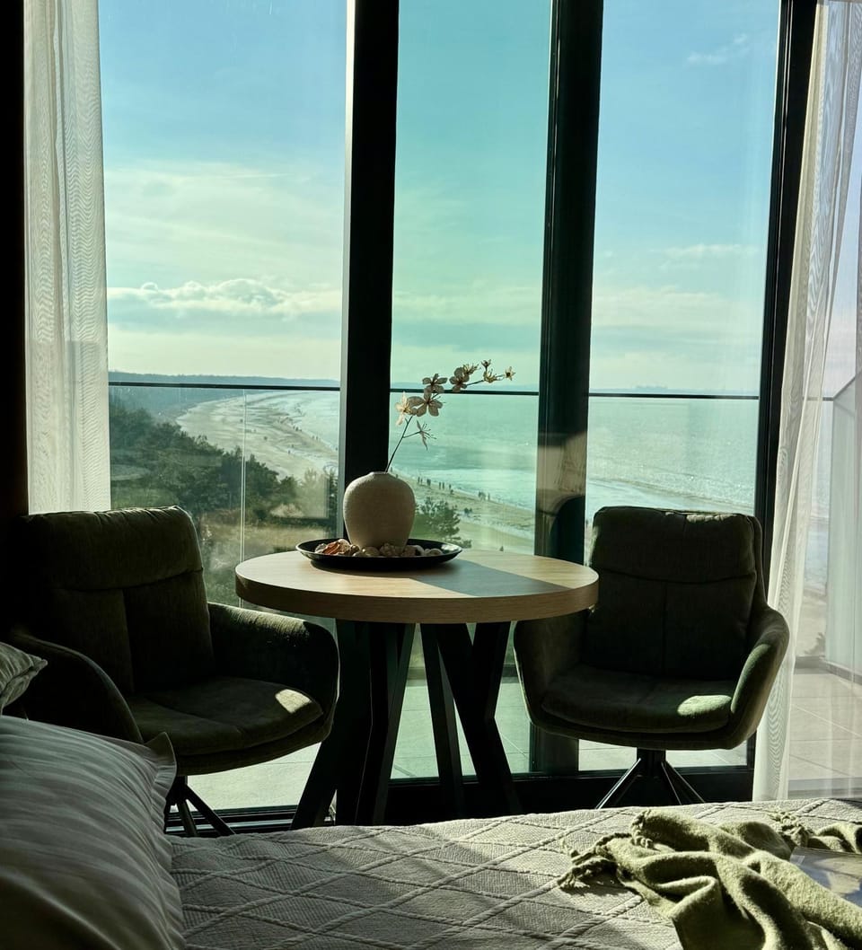 Spring, Bed, Day, Natural landscape, Summer, Living room, Photo of the whole room, Seating area, Dining area, Bedroom, Sea view, Location
