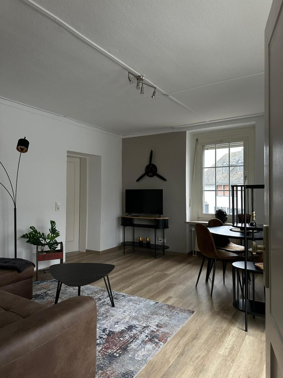 TV and multimedia, Living room, Dining area, Food