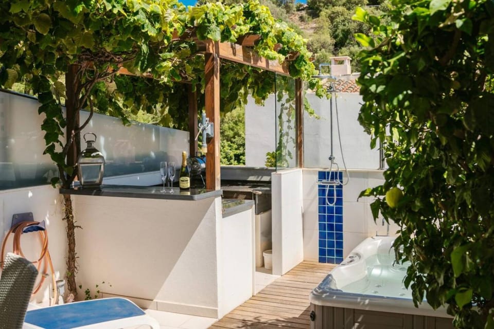 Patio, Day, Natural landscape, BBQ facilities, BBQ facilities, Garden, Garden, Hot Tub, Balcony/Terrace, Balcony/Terrace, Garden view