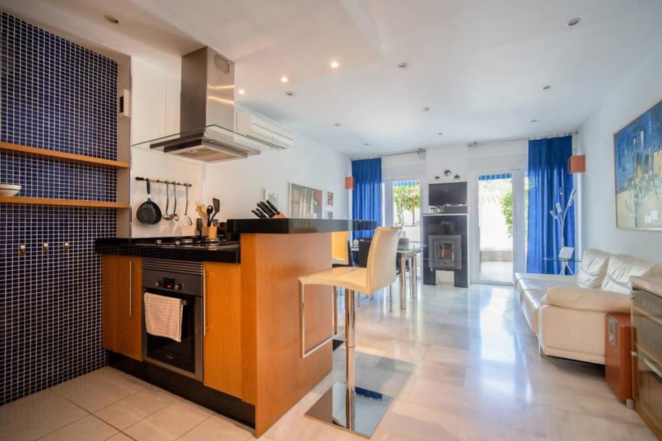 Kitchen or kitchenette, Dining area, dishwasher, oven, stove