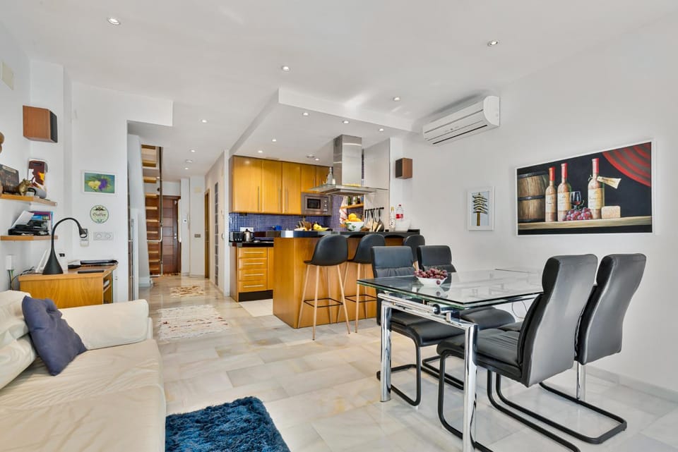 TV and multimedia, Kitchen or kitchenette, Living room, Food