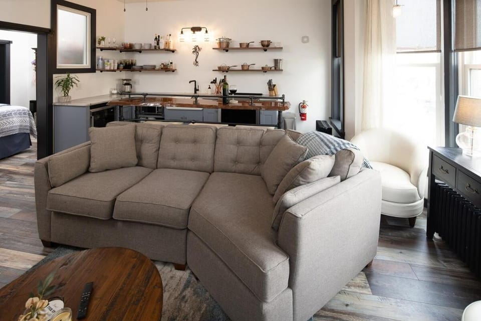 The Alibi- We will cover for you Apartment in Port Clinton